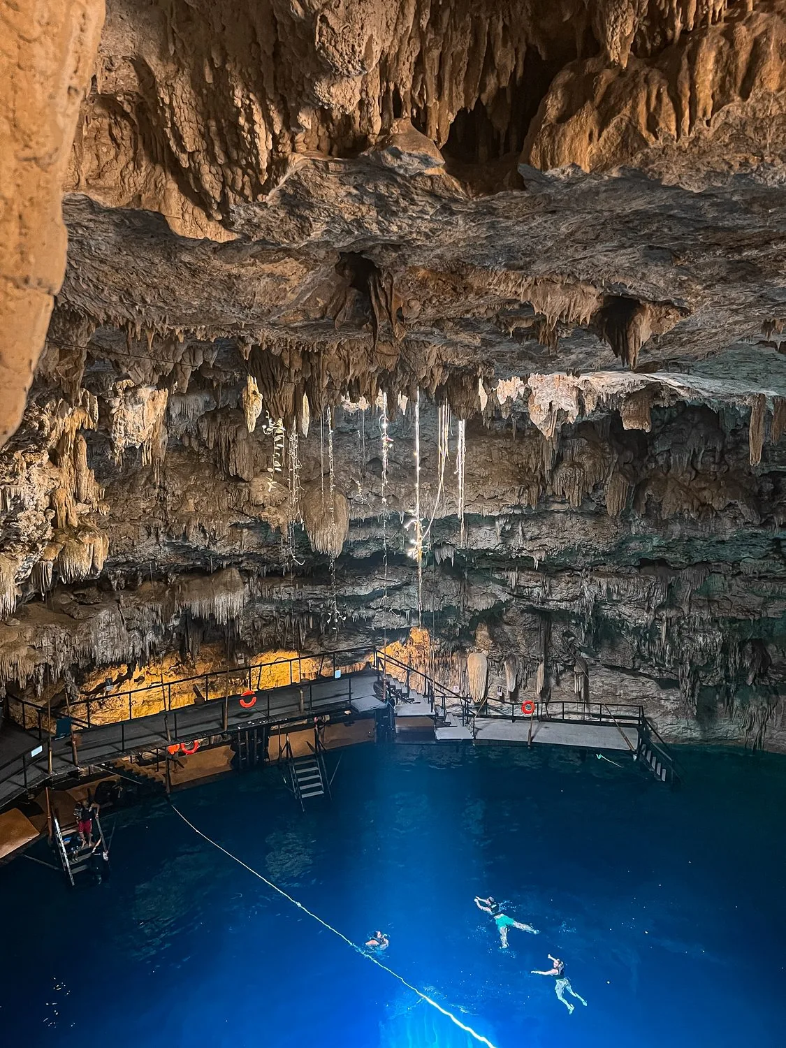 Nado en el cenote